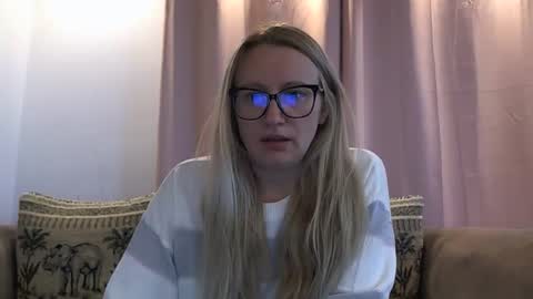 Snapshot of melly_rosey chatting on 05/30/26, 06:21 Melly online show from 05/30/26, 06:21