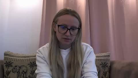 Snapshot of melly_rosey chatting on 06/03/26, 06:05 Melly online show from 06/03/26, 06:05