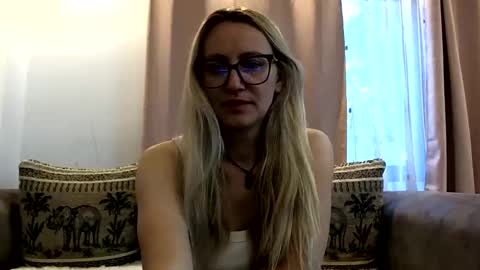 Snapshot of melly_rosey chatting on 06/09/26, 06:14 Melly online show from 06/09/26, 06:14