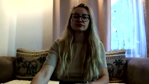 Snapshot of melly_rosey chatting on 06/11/26, 06:00 Melly online show from 06/11/26, 06:00