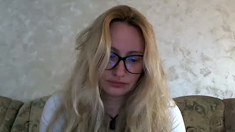 Snapshot of melly_rosey chatting on 06/16/26, 06:49 Melly online show from 06/16/26, 06:49