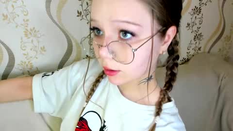 MelMooon online show from 09/21/25, 07:04