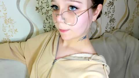 MelMooon online show from 09/29/25, 06:46