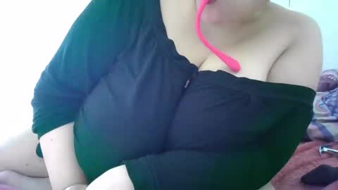 Snapshot of melobigboobs chatting on 01/07/25, 11:48 melobigboobs online show from 01/07/25, 11:48