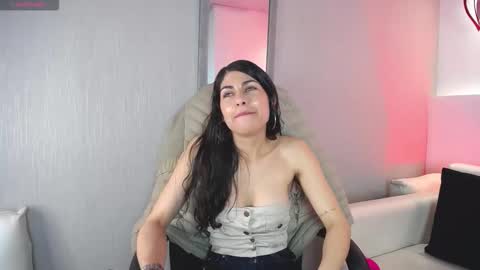 Snapshot of melodiroux_ chatting on 02/24/26, 02:04 Melodi online show from 02/24/26, 02:04