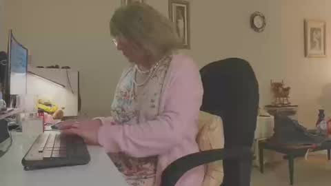 Snapshot of melodyredux_62 chatting on 10/13/25, 12:27 Melody online show from 10/13/25, 12:27