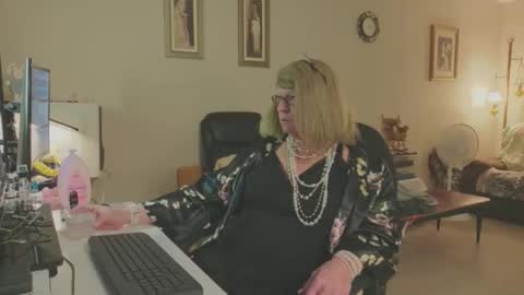 Snapshot of melodyredux_62 chatting on 11/08/25, 02:50 Melody online show from 11/08/25, 02:50