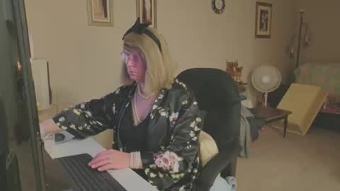 Snapshot of melodyredux_62 chatting on 11/29/25, 05:38 Melody online show from 11/29/25, 05:38