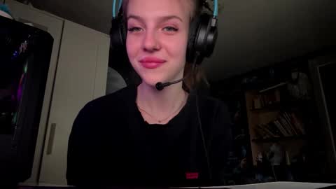 Hi Im Aria 18 years old online show from 09/18/25, 12:29