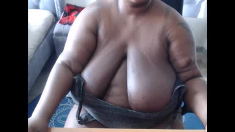 Snapshot of mency1980 chatting on 11/28/25, 05:54 bigboobsass online show from 11/28/25, 05:54