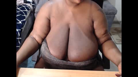 Snapshot of mency1980 chatting on 12/05/25, 12:41 bigboobsass online show from 12/05/25, 12:41