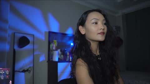 Snapshot of mercedesss_8 chatting on 11/26/25, 11:33 Next show on 03 Dec online show from 11/26/25, 11:33