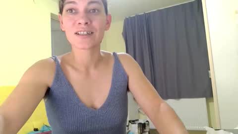 Miss Helena online show from 11/12/25, 02:17