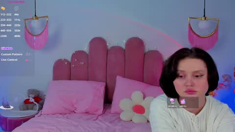 Snapshot of merylew chatting on 03/07/25, 12:45 Anna online show from 03/07/25, 12:45