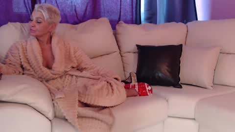 Snapshot of messyholesfuck chatting on 02/18/25, 11:44 Jenny online show from 02/18/25, 11:44
