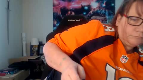 Snapshot of metalshop chatting on 12/08/24, 10:03 Mommy Jaxx online show from 12/08/24, 10:03