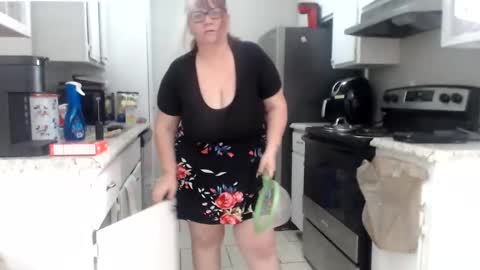 Snapshot of metalshop chatting on 12/12/24, 05:59 Mommy Jaxx online show from 12/12/24, 05:59