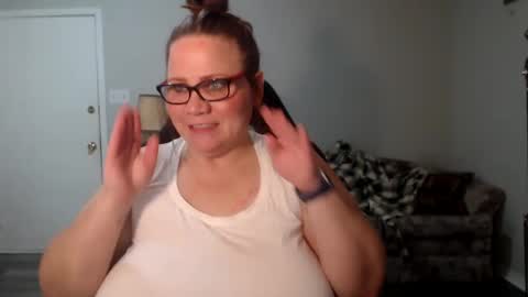 Snapshot of metalshop chatting on 12/20/24, 04:31 Mommy Jaxx online show from 12/20/24, 04:31