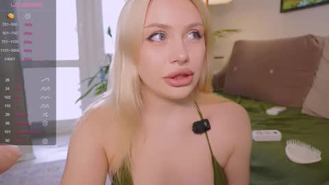 Snapshot of meukotis chatting on 09/19/25, 01:23 Stella online show from 09/19/25, 01:23