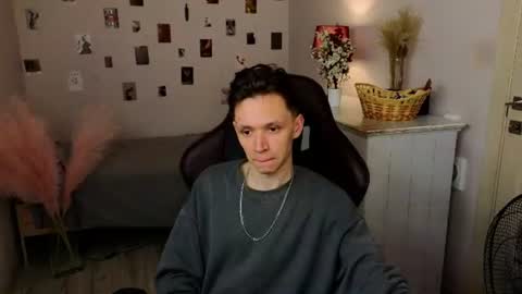 Snapshot of meverik_oushen chatting on 06/18/26, 08:35 MEVERIK OUSHEN online show from 06/18/26, 08:35