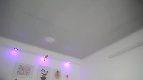 Snapshot of mia18_queen chatting on 12/21/24, 10:06 mia18_queen online show from 12/21/24, 10:06