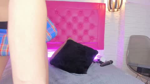 Snapshot of mia__099 chatting on 01/15/25, 07:01 Mia Blonde online show from 01/15/25, 07:01