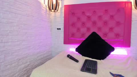 Snapshot of mia__099 chatting on 01/29/25, 02:19 Mia Blonde online show from 01/29/25, 02:19