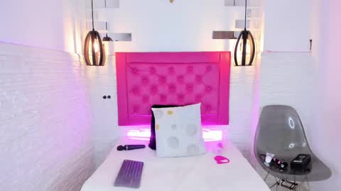 Snapshot of mia__099 chatting on 02/18/25, 10:58 Mia Blonde online show from 02/18/25, 10:58