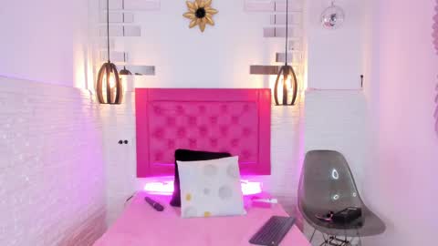 Snapshot of mia__099 chatting on 02/19/25, 07:38 Mia Blonde online show from 02/19/25, 07:38