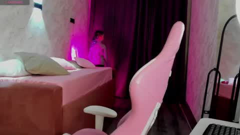 Mia  GMT7 Mon Tue Wen Thur 1000am-0300pm Sat 0300am-0900am online show from 11/18/25, 12:49