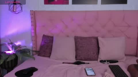 Mia online show from 04/15/26, 07:58