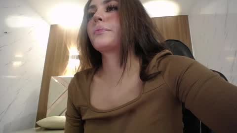 Mia  online show from 10/03/25, 08:17