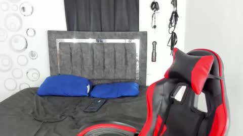 Mia and Kenai online show from 11/25/25, 12:27