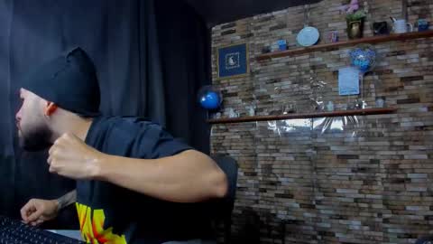 Snapshot of mia_and_vincentt chatting on 10/17/25, 06:05 Mia and vincentt model indepent online show from 10/17/25, 06:05