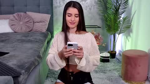 Freya Allen online show from 01/12/25, 08:47