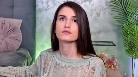 Freya Allen online show from 02/17/25, 12:21