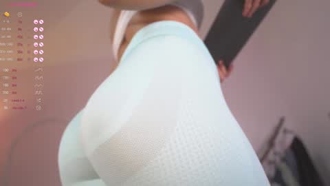 Snapshot of mia_coliin chatting on 01/06/25, 10:58 Anna online show from 01/06/25, 10:58