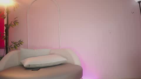 Snapshot of mia_coliin chatting on 09/30/25, 08:25 Anna online show from 09/30/25, 08:25