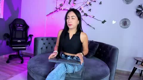 mia_davis__ online show from 06/03/26, 11:57