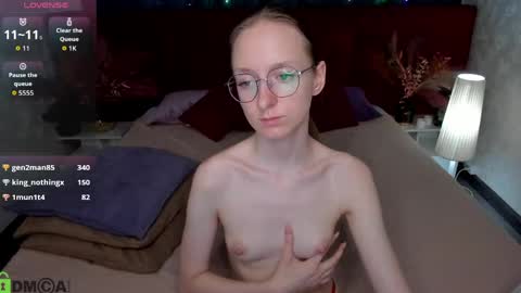 Snapshot of mia_e1fie chatting on 05/18/26, 04:07 mia_e1fie online show from 05/18/26, 04:07