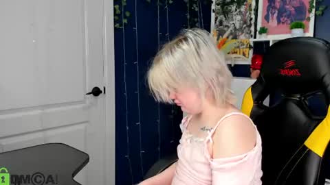 Snapshot of mia_ferd chatting on 06/11/26, 03:04 Mia online show from 06/11/26, 03:04