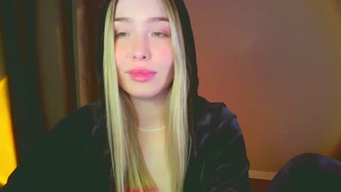 Mia online show from 01/11/25, 01:11