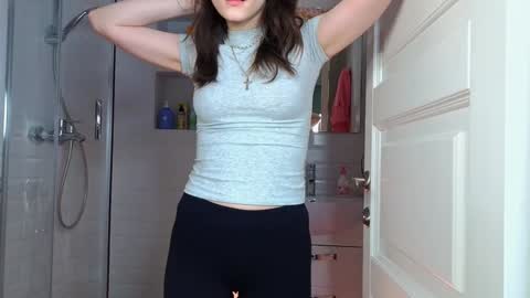 Snapshot of mia_g_ chatting on 02/08/25, 05:40 Mia online show from 02/08/25, 05:40