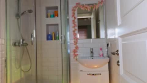 Snapshot of mia_g_ chatting on 02/19/25, 08:44 Mia online show from 02/19/25, 08:44