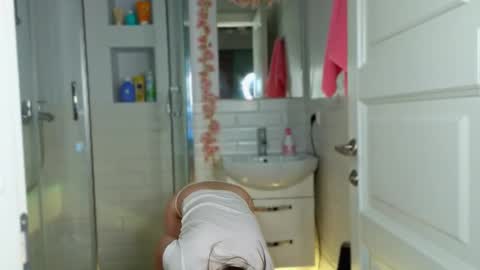 Snapshot of mia_g_ chatting on 02/26/25, 05:42 Mia online show from 02/26/25, 05:42