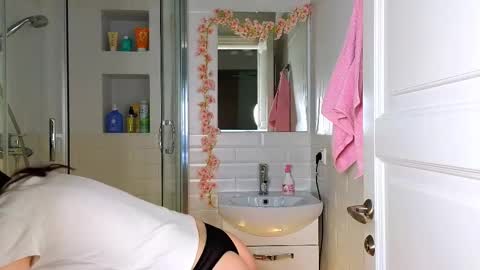 Snapshot of mia_g_ chatting on 03/04/25, 05:32 Mia online show from 03/04/25, 05:32