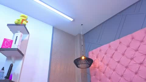 Mia online show from 04/07/26, 01:11