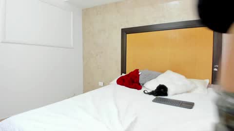 MIALOPEZ      .     Y      .      online show from 12/03/24, 07:22