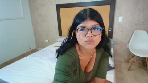 MIALOPEZ      .     Y      .      online show from 10/02/25, 06:15