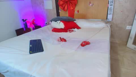 MIALOPEZ      .     Y      .      online show from 02/15/26, 07:21